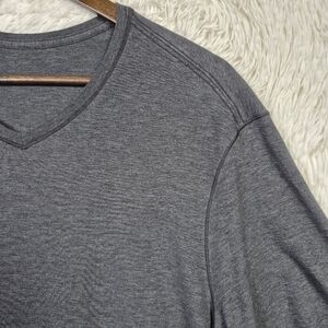 Lululemon Mens 2XL Heather Charcoal Black V-Neck T-Shirt Athleisure Curve Hem